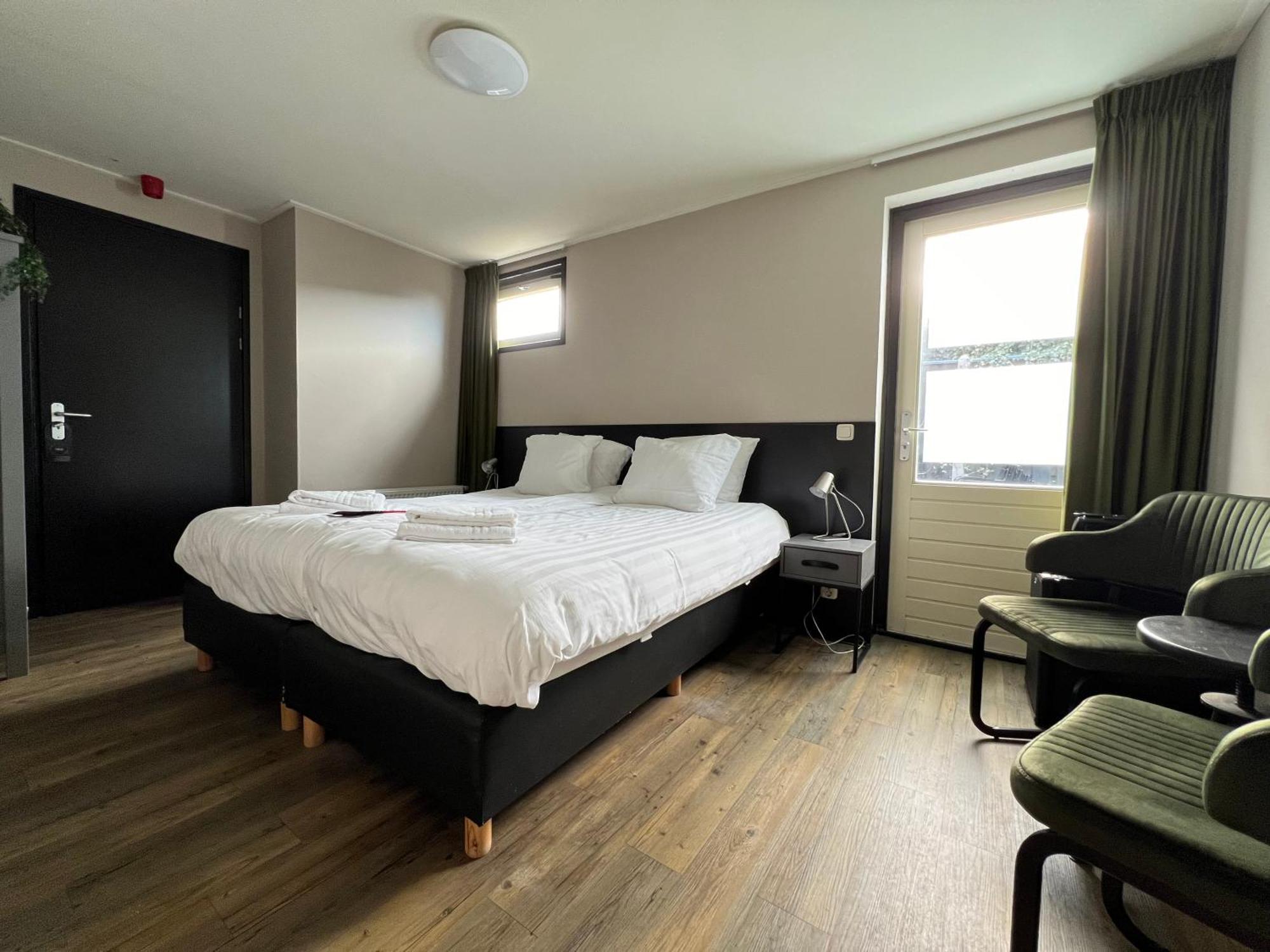 Bij Hen Op Ameland Hotel Холум Екстериор снимка