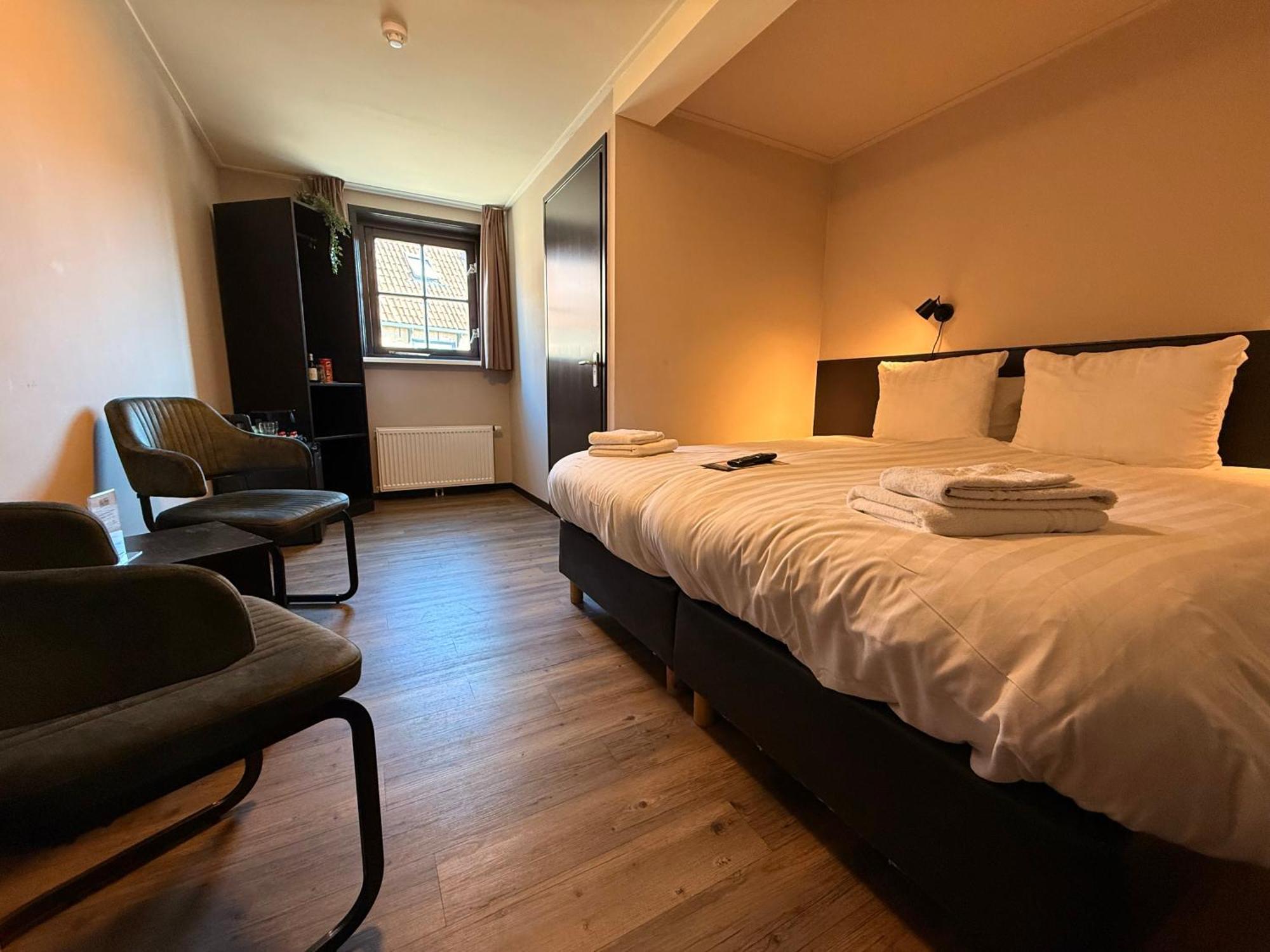 Bij Hen Op Ameland Hotel Холум Екстериор снимка