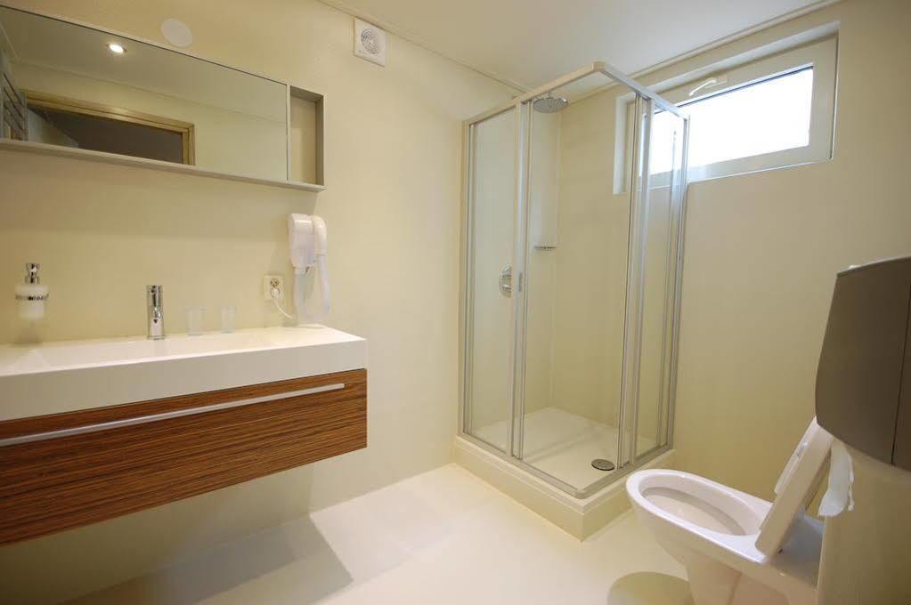 Bij Hen Op Ameland Hotel Холум Екстериор снимка